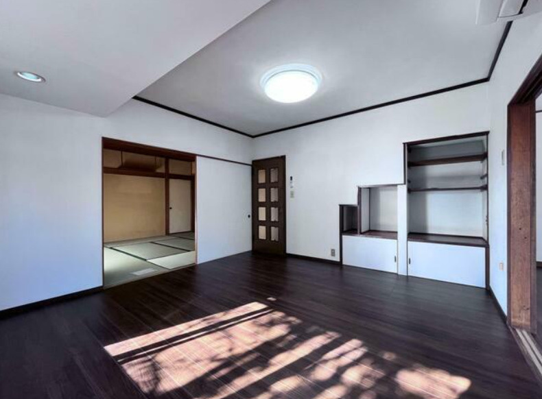 富士市大淵　中古戸建　の居間・リビング|カウンター付き収納と出窓カウンターが有ります