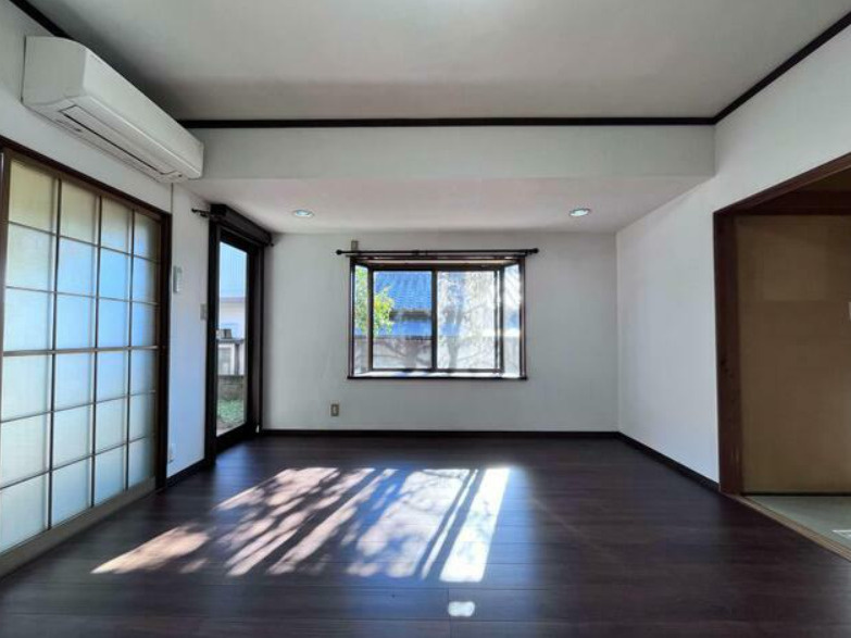 富士市大淵　中古戸建　の居間・リビング|出窓カウンターが有ります