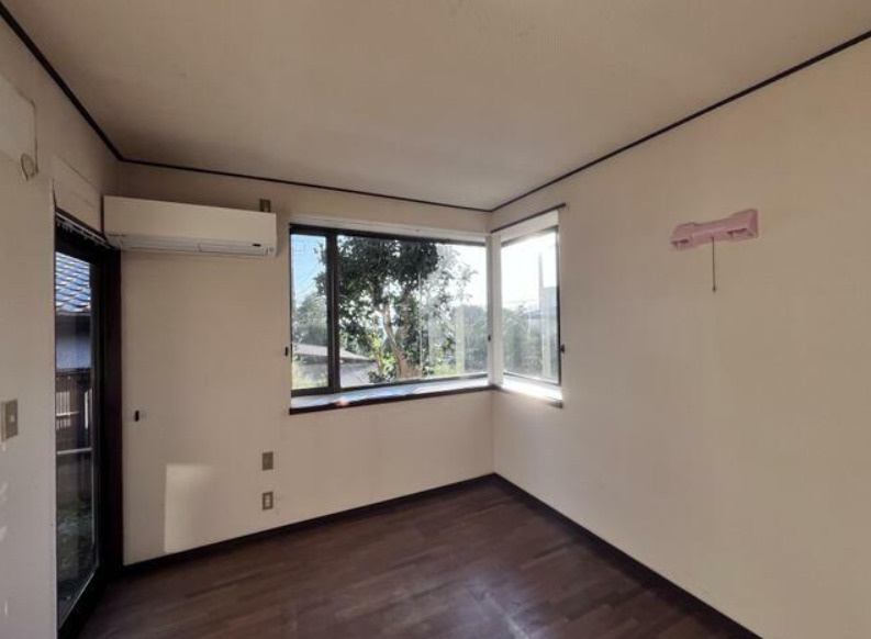 富士市大淵　中古戸建　の洋室|1階洋室8.5帖はコーナー出窓が有ります
