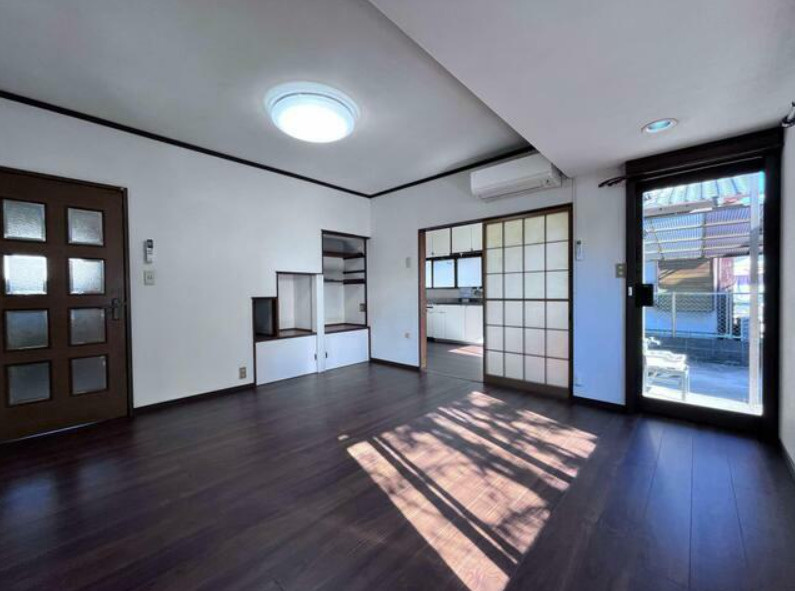 富士市大淵　中古戸建　の居間・リビング|カウンター付き収納と出窓カウンターが有ります