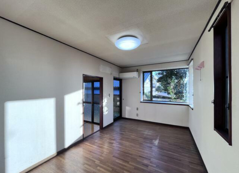 富士市大淵　中古戸建　の洋室|1階洋室8.5帖はコーナー出窓が有ります