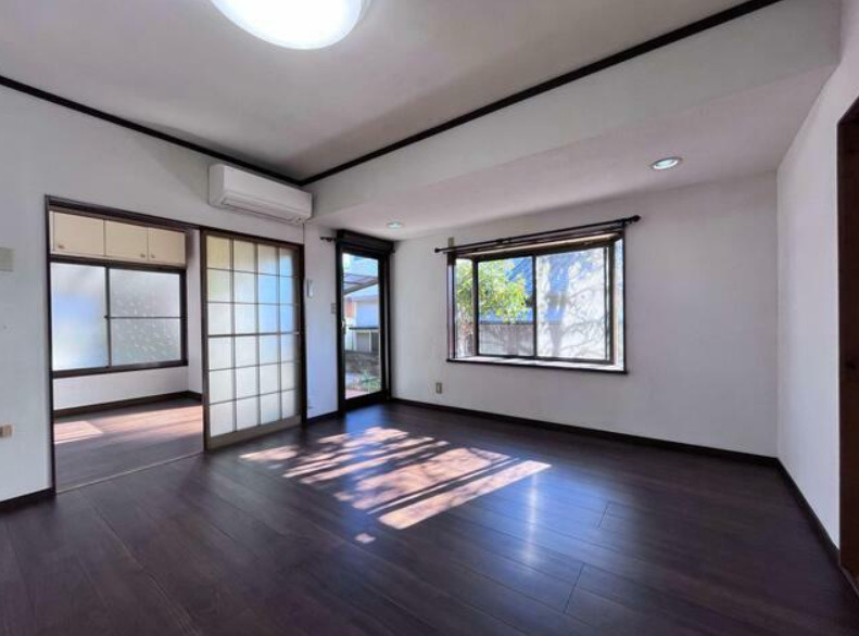 富士市大淵　中古戸建　の居間・リビング|カウンター付き収納と出窓カウンターが有ります