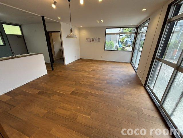 藤岡4丁目戸建の居間・リビング