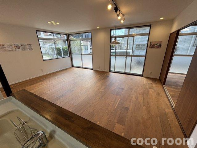 藤岡4丁目戸建の居間・リビング