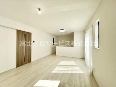 【居間・リビング】 | 裾野市公文名 新築一戸建て A号棟 | 16帖のリビングダイニングです