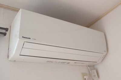 【設備】 | ヴァルム　レーベンⅢ・Ⅳ | リビングにあるエアコンです