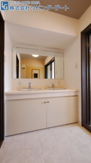 【居間・リビング】 | アーバンヒルズ石和リゾート　最上階ペントハウス　145.64ｍ2 | ワイドカウンターの洗面台