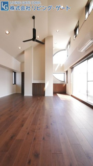 【洋室】 | アーバンヒルズ石和リゾート　最上階ペントハウス　145.64ｍ2 | 18帖洋室　高い天井高