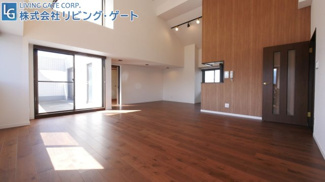 【居間・リビング】 | アーバンヒルズ石和リゾート　最上階ペントハウス　145.64ｍ2 | 約28帖の広々ＬＤｋ