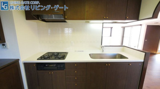 【キッチン】 | アーバンヒルズ石和リゾート　最上階ペントハウス　145.64ｍ2 | 人造大理石トップのキッチン