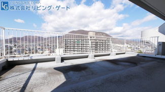 【バルコニー】 | アーバンヒルズ石和リゾート　最上階ペントハウス　145.64ｍ2 | 広々バルコニー