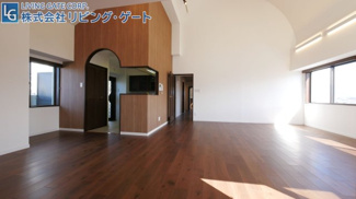 【居間・リビング】 | アーバンヒルズ石和リゾート　最上階ペントハウス　145.64ｍ2 | 約28帖の広々ＬＤｋ