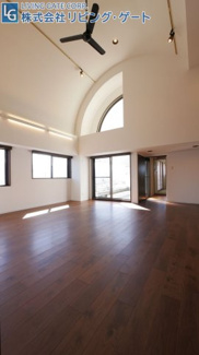 【居間・リビング】 | アーバンヒルズ石和リゾート　最上階ペントハウス　145.64ｍ2 | 吹き抜けからしっかりと日が入ります。