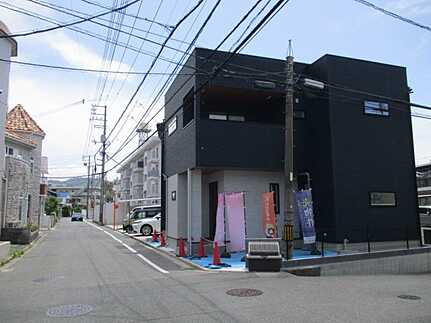 佐伯区八幡3丁目の前面道路含む現地写真