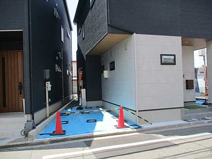 佐伯区八幡3丁目の前面道路含む現地写真