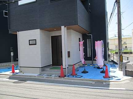 佐伯区八幡3丁目の前面道路含む現地写真