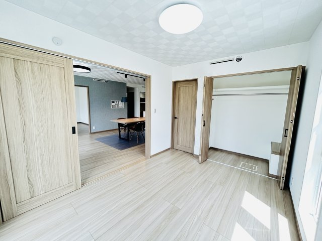 新築　渋川市行幸田　平屋一戸建ての洋室|現地写真　リビング隣の洋室は玄関ホールから直接出入りできるので客間としても◎											
					
