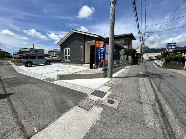 新築　渋川市行幸田　平屋一戸建ての前面道路含む現地写真|現地写真　南側接道幅員約4ｍ	