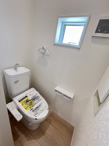 【トイレ】 | 糟屋郡須恵町新原第4　2号棟（全2棟）【仲介手数料無料・0円】 | 現地写真。1階のトイレです。