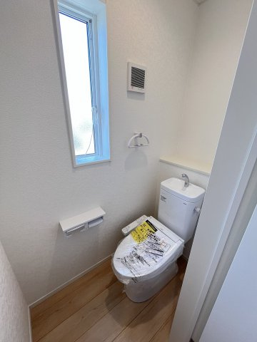 【トイレ】 | 糟屋郡須恵町新原第4　2号棟（全2棟）【仲介手数料無料・0円】 | 現地写真。2階にもトイレです。