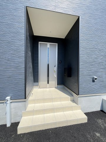 【玄関】 | 糟屋郡須恵町新原第4　2号棟（全2棟）【仲介手数料無料・0円】 | 現地写真。