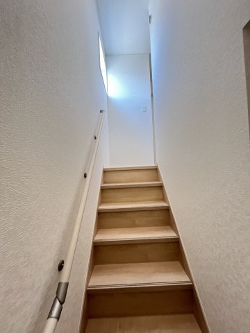 【内装】 | 糟屋郡須恵町新原第4　2号棟（全2棟）【仲介手数料無料・0円】 | 現地写真。2階へ上がる階段です。手摺もついて安全ですね。