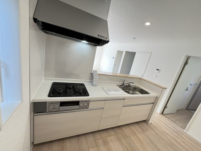 【キッチン】 | 糟屋郡須恵町新原第4　2号棟（全2棟）【仲介手数料無料・0円】 | 現地写真。