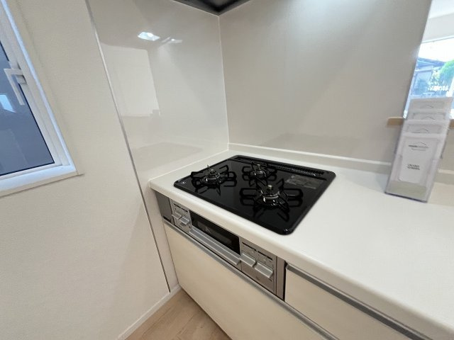 【キッチン】 | 糟屋郡須恵町新原第4　2号棟（全2棟）【仲介手数料無料・0円】 | 現地写真。