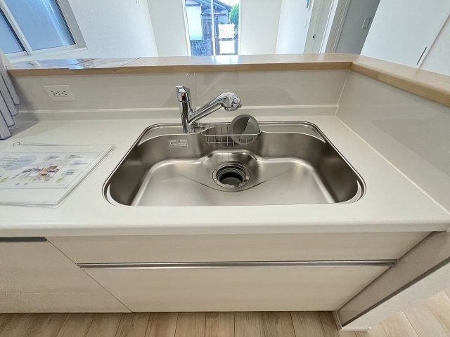 【キッチン】 | 糟屋郡須恵町新原第4　2号棟（全2棟）【仲介手数料無料・0円】 | 現地写真。