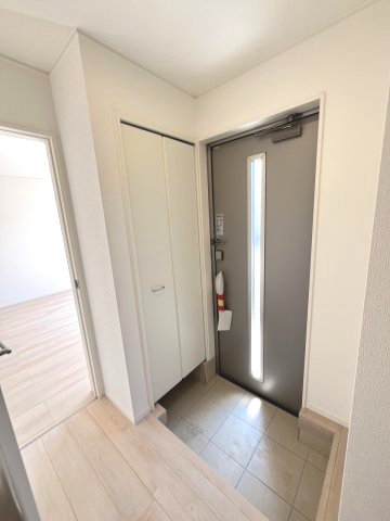 【玄関】 | 糟屋郡須恵町新原第4　2号棟（全2棟）【仲介手数料無料・0円】 | 現地写真。