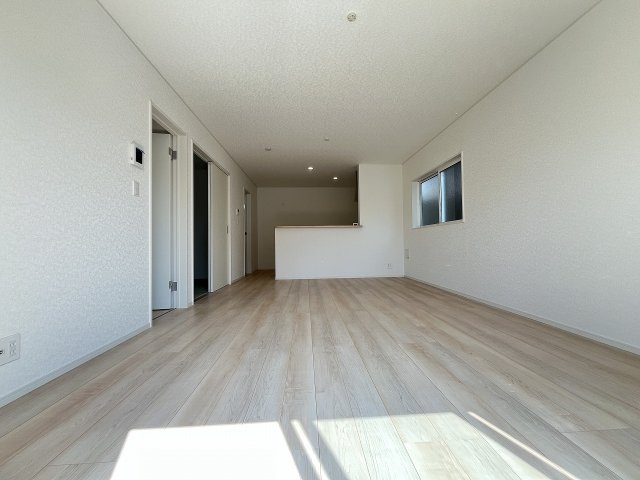 【居間・リビング】 | 糟屋郡須恵町新原第4　2号棟（全2棟）【仲介手数料無料・0円】 | 現地写真。リビングです。