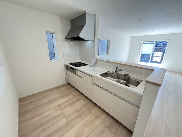 【キッチン】 | 糟屋郡須恵町新原第4　2号棟（全2棟）【仲介手数料無料・0円】 | 現地写真。