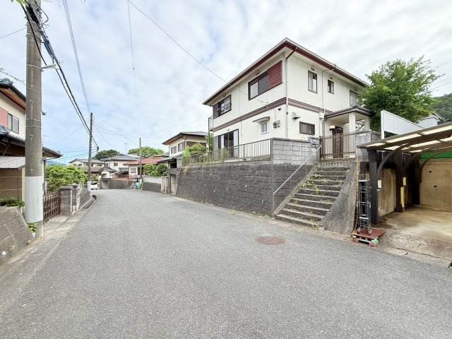 太陽光発電付き日立市台原町中古戸建の前面道路含む現地写真