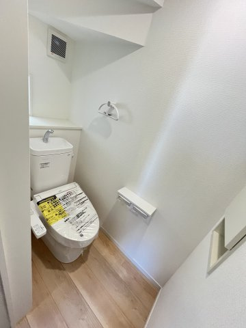 【トイレ】 | 福岡市西区今宿町第2　2号棟（全2棟）【仲介手数料無料・0円】 | 現地写真。1階のトイレです。