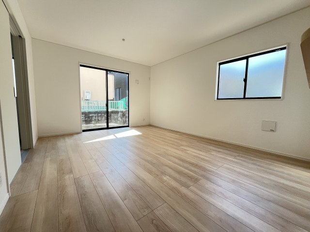 【居間・リビング】 | 福岡市西区今宿町第2　2号棟（全2棟）【仲介手数料無料・0円】 | 現地写真。