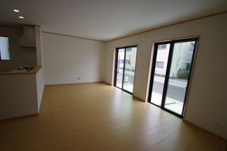 【居間・リビング】 | 【仲介手数料無料！！】府中市四谷4丁目　新築戸建て（全8棟）D号棟　4390万円 | LDK17帖パントリー含む