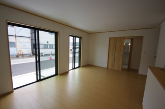 【居間・リビング】 | 【仲介手数料無料！！】府中市四谷4丁目　新築戸建て（全8棟）D号棟　4390万円