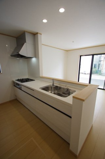 【キッチン】 | 【仲介手数料無料！！】府中市四谷4丁目　新築戸建て（全8棟）D号棟　4390万円