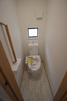 【トイレ】 | 【仲介手数料無料！！】府中市四谷4丁目　新築戸建て（全8棟）D号棟　4390万円 | 1階トイレ