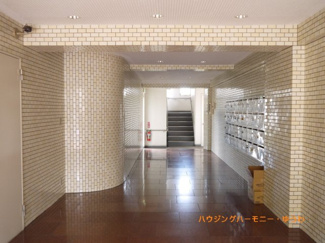 【その他共用部分】 | タイル調のエントランス内となります。