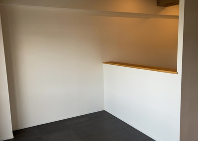 【洋室】 | エンゼルハイム金沢八景 | 洋室のメリットは重い家具が置きやすく、身の回りが整理しやすいことです。 床がフローリングのため畳とは異なり凹みにくいです。 クローゼットなど収納が豊富で、普段使わない旅行カバンや服の整頓も簡単にです。