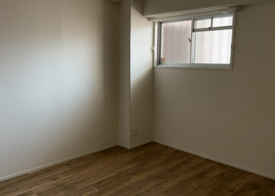 【寝室】 | エンゼルハイム金沢八景 | 寝室でゆっくりと過ごすためにはベッド周りの適度な空間を担保することや窓の位置、照明の明るさ、寝室の広さなどを考える必要があります。自身や家族の構成とライフスタイルに併せて寝室にする部屋を選びましょう！