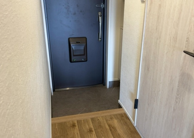 【玄関】 | エンゼルハイム金沢八景 | 玄関は家の顔でもあり、家族以外の目にも止まる場所です。玄関は外との間を仕切る扉、靴などをしまっておく収納スペース、靴脱ぎのたたきスペース、来客とのやり取りをするドアホンなど複数のアイテムからなります。