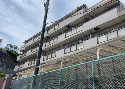 【現況写真】 | エンゼルハイム金沢八景 | 外観はマンション管理がされているかの目安になります。築年数が古いと、壁面は劣化してひび割れが生じることも！建物が古びていても細かいところが修繕されていると、きちんと管理されているなぁと感じるでしょう。