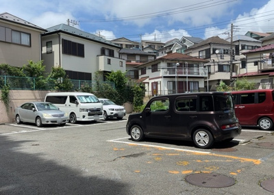 【駐車場】 | エンゼルハイム金沢八景 | 車一台あたりに必要なスペースは、標準サイズの普通自動車で横幅2m50cm、長さ5mは必要になります。ただし、乗降のことも考慮して横幅3m30cm、長さ5m50cmほどは確保できるところを選びましょう。