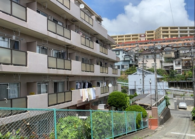 【外観】 | エンゼルハイム金沢八景 | マンションの外観は非常に重要なポイントです！外観の善し悪しは資産価値に大きな影響を与えます。外観のいいマンションを購入することで、高値で売却がしやすく、買い手が見つかりやすいというメリットがあります。