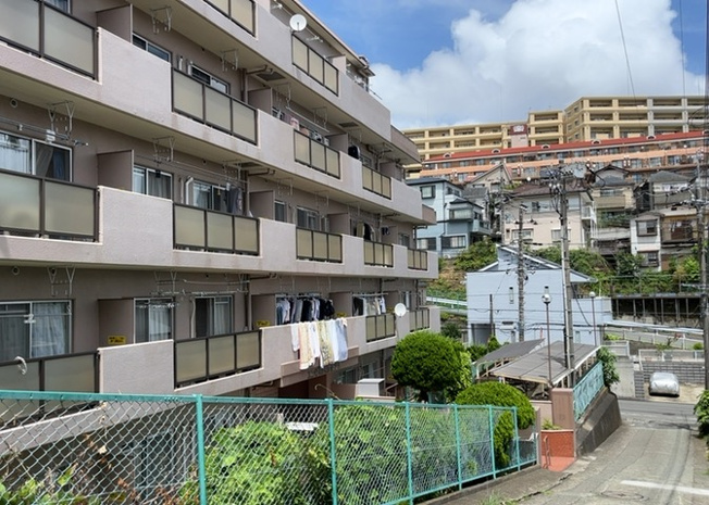 【外観】 | エンゼルハイム金沢八景 | マンションの外観は非常に重要なポイントです！外観の善し悪しは資産価値に大きな影響を与えます。外観のいいマンションを購入することで、高値で売却がしやすく、買い手が見つかりやすいというメリットがあります。