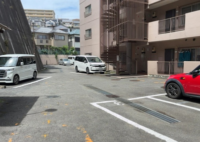 【駐車場】 | エンゼルハイム金沢八景 | 駐車場と明記されていても、最小スペースでつくられた駐車場だと大型車は駐車できなかったり、出入りしにくくなったりする可能性があります。お車のサイズと購入したい物件の駐車場のサイズを現地で確認しましょう。