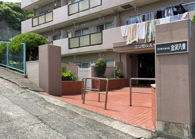 【庭】 | エンゼルハイム金沢八景 | 物件によっては、入居者が個人的に使用できる専用庭がついているものもあります。また、住宅の中にある土間の部分を庭と呼ぶこともあります。庭の用途は住む人によって変わり、それによってデザインもさまざまです。