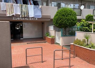 【中庭】 | エンゼルハイム金沢八景 | 中庭（パティオ）とは、一つの建築物の内部に設けられた、壁などで囲われている庭のことを指します。コの字型、ロの字型が主流ですが、L字型の中庭もあります。最近では、インテリア性の高さからも人気があります。